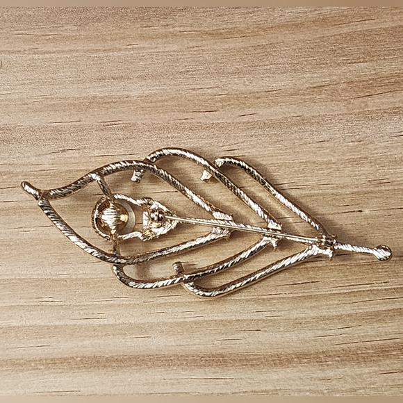 ๐ Crystal Gold Leaf Brooch ๐ - Picture 2 of 2